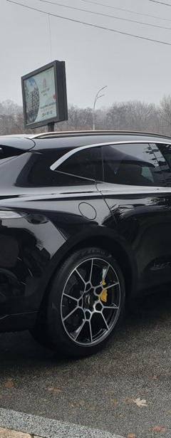 Aston-Martin DBX — 4