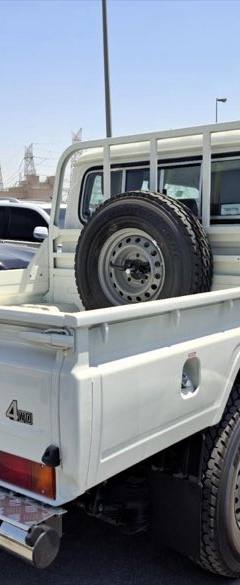 Toyota Land Cruiser 79 — 3